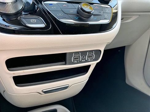 Used 2023 Chrysler Pacifica Touring-L FWD image 19