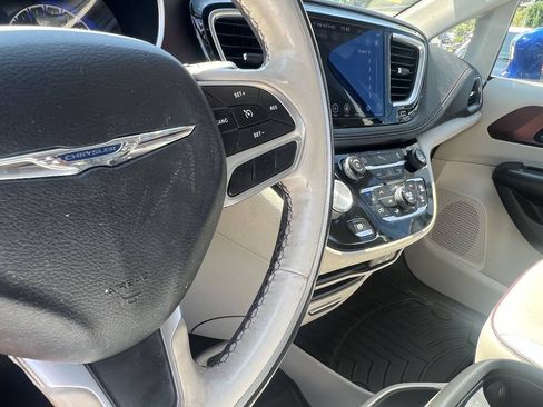 Used 2020 Chrysler Pacifica Limited FWD image 21