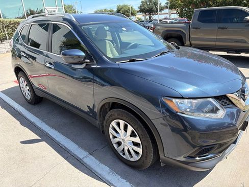 Used 2016 Nissan Rogue S w/ Appearance Package FWD image 2