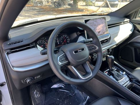 Used 2025 Jeep Compass Limited image 31