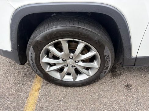 Used 2018 Jeep Cherokee Limited AWD/4WD image 39