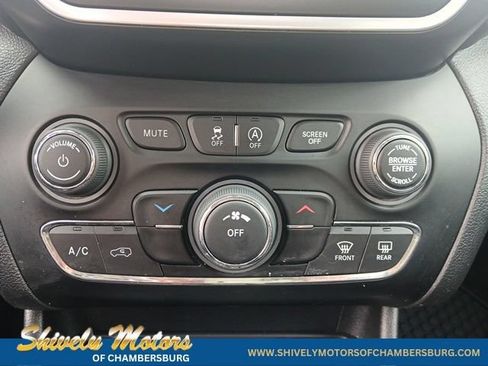 Used 2020 Jeep Cherokee Latitude Plus w/ Cold Weather Group AWD/4WD image 22