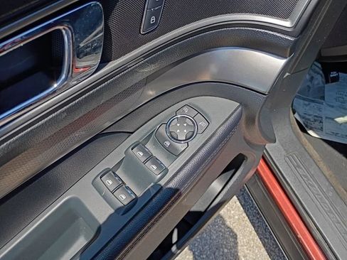 Used 2018 Ford Explorer XLT FWD image 10