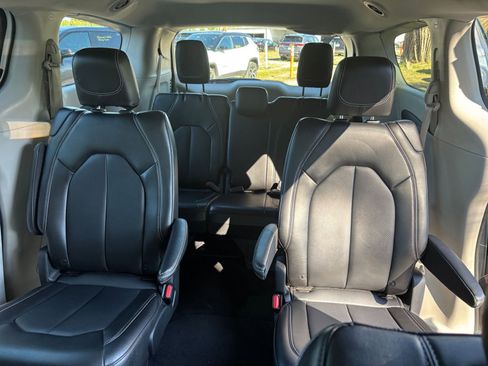 Used 2024 Chrysler Pacifica Touring-L image 39