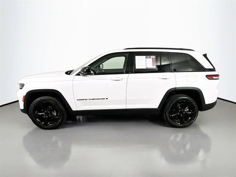 Used 2022 Jeep Grand Cherokee Altitude image 5