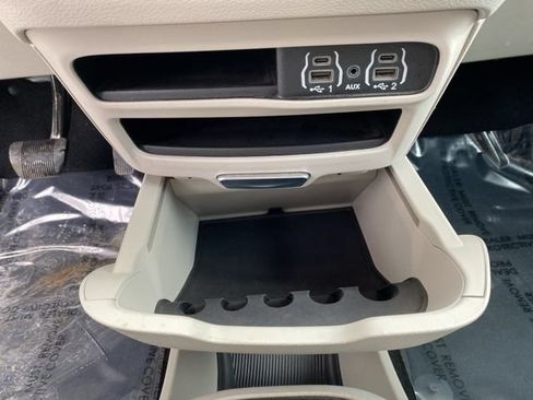 Used 2024 Chrysler Pacifica Touring-L FWD image 19