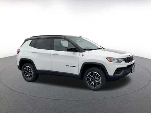 Used 2025 Jeep Compass Trailhawk AWD/4WD image 2