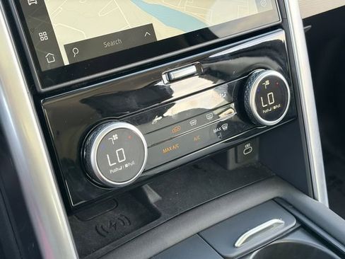 Used 2025 Land Rover Discovery Dynamic SE image 17