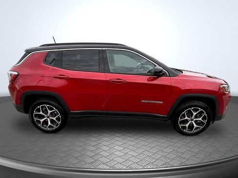 Used 2025 Jeep Compass Limited AWD/4WD image 4