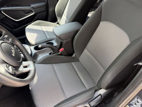 Used 2025 Kia Soul LX w/ LX Technology Package FWD image 36