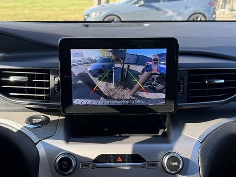 Certified 2022 Ford Explorer XLT w/ Equipment Group 202A image 4