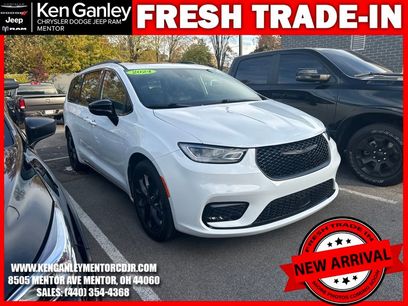 Used 2024 Chrysler Pacifica Touring-L w/ S Appearance Package