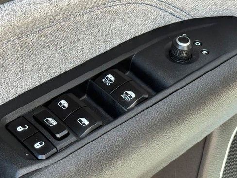 Used 2025 Jeep Compass Latitude w/ Sun & Sound Group AWD/4WD image 9