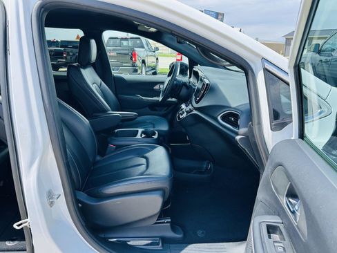 Used 2025 Chrysler Pacifica Select FWD image 32