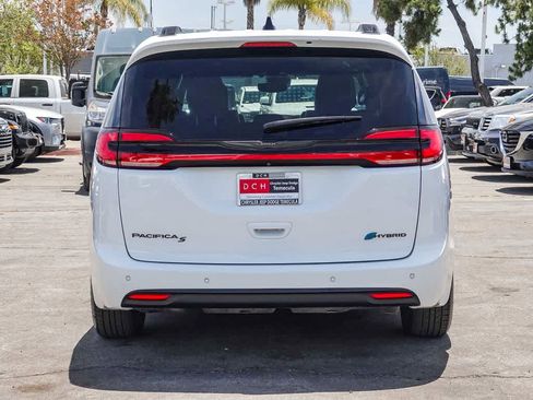 Used 2024 Chrysler Pacifica Premium FWD image 5