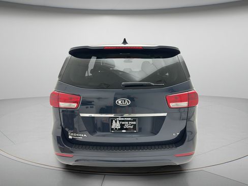 Used 2017 Kia Sedona LX FWD image 6