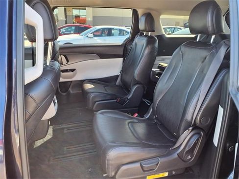 Used 2024 Kia Carnival LX image 8