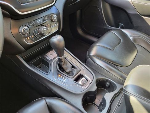 Used 2020 Jeep Cherokee Latitude Plus image 11