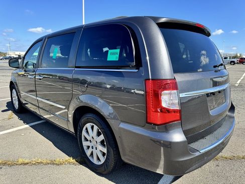 Used 2015 Chrysler Town & Country Touring w/ Driver Convenience Group image 3