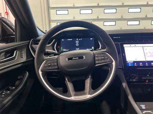 New 2025 Jeep Grand Cherokee Limited image 27