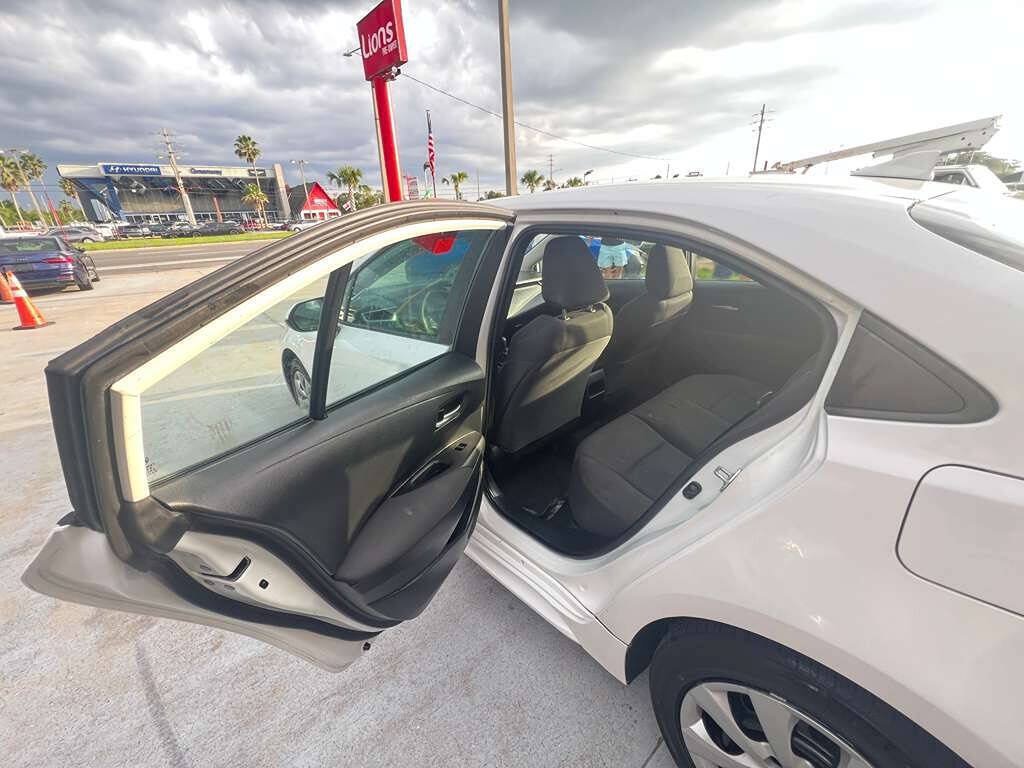 Used 2021 Toyota Corolla LE FWD image 11