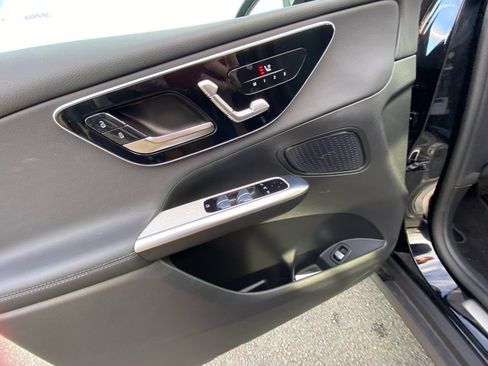 Used 2025 Mercedes-Benz GLC 300 4MATIC image 32