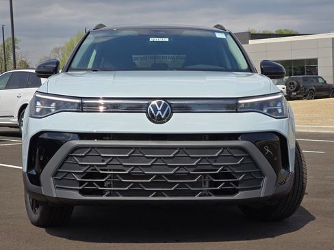 New 2026 Volkswagen Taos SE FWD image 8