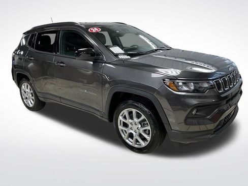 Used 2024 Jeep Compass Latitude image 8
