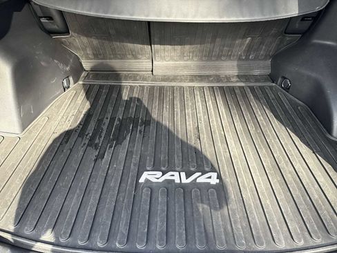 Used 2022 Toyota RAV4 XLE image 31