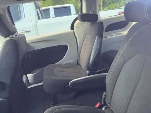 Used 2024 Chrysler Voyager LX FWD image 4