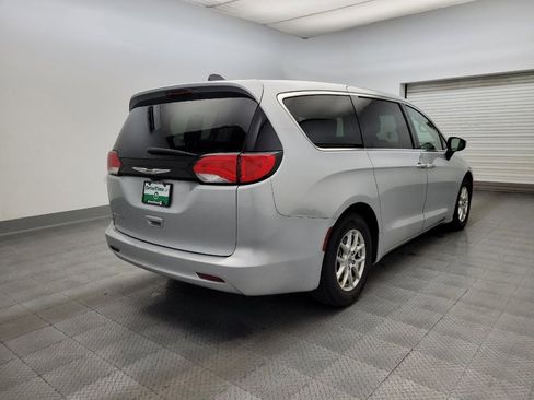 Used 2022 Chrysler Voyager LX FWD image 9