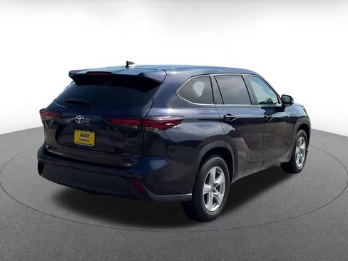 Used 2025 Toyota Highlander LE FWD image 12