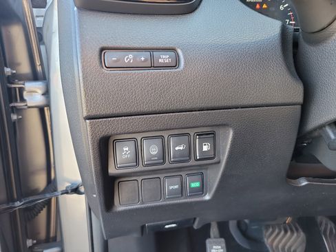 Used 2019 Nissan Rogue SV image 31