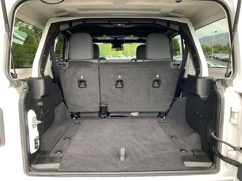 Used 2025 Jeep Wrangler Sahara image 30