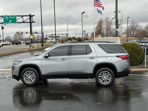 Used 2023 Chevrolet Traverse LT image 2