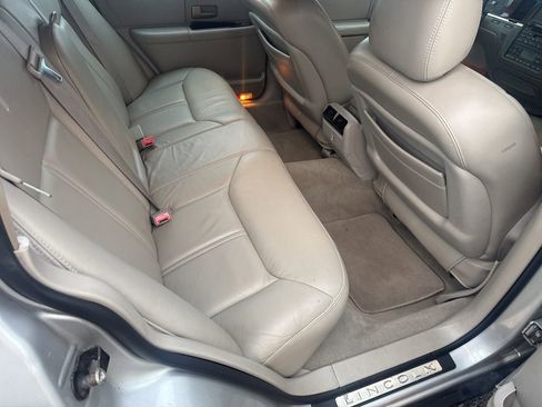 Used 2005 Lincoln Town Car Signature Limited image 31