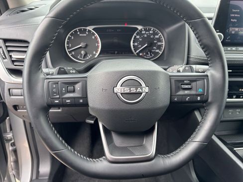 Used 2025 Nissan Rogue SV FWD image 30