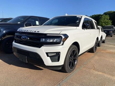 Used 2024 Ford Expedition Limited image 3