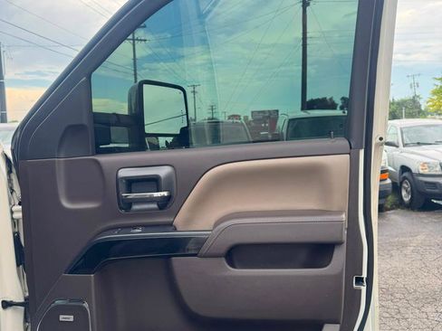Used 2015 GMC Sierra 1500 SLT w/ SLT Preferred Package AWD/4WD image 11