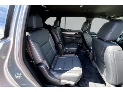 Used 2025 Buick Enclave Preferred AWD/4WD image 23