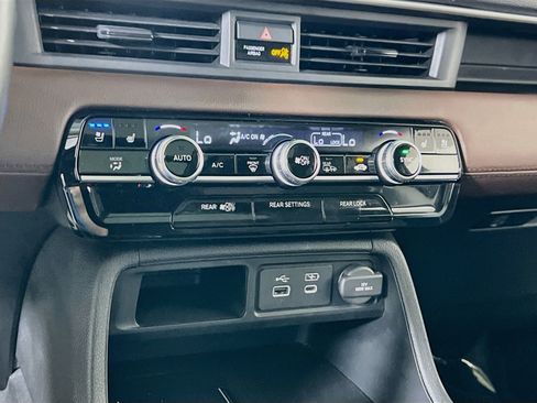 Used 2025 Honda Pilot Elite image 16
