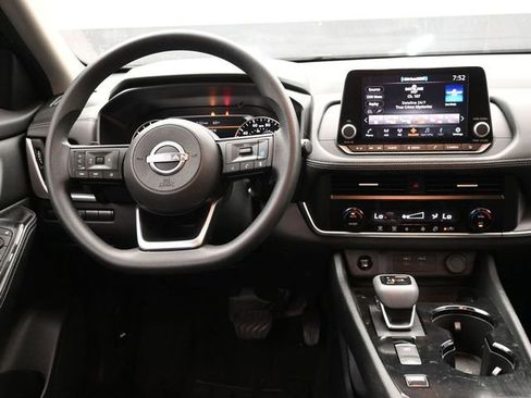 Used 2024 Nissan Rogue SV image 8