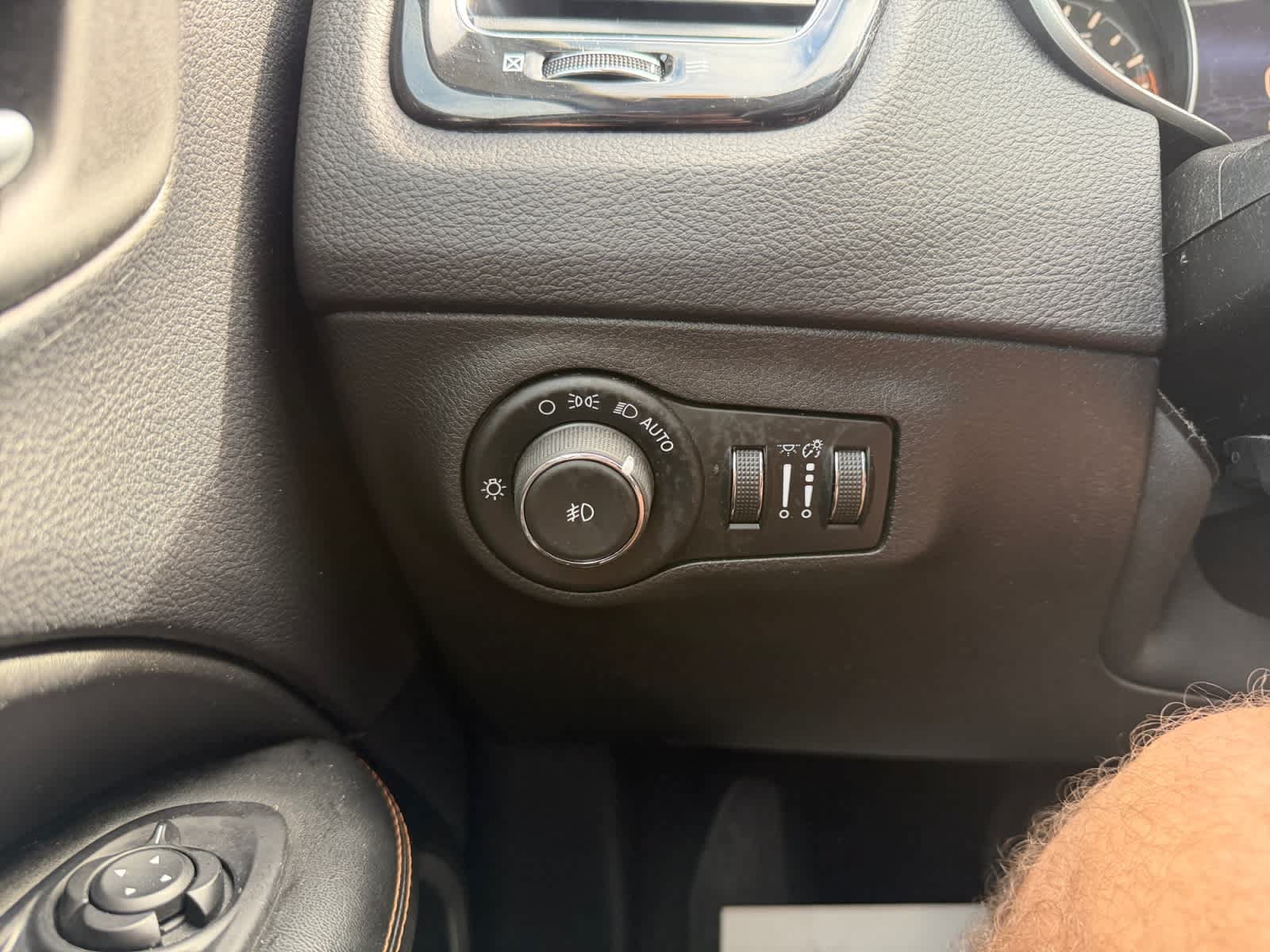 Used 2018 Jeep Compass Limited w/ Navigation Group AWD/4WD image 28