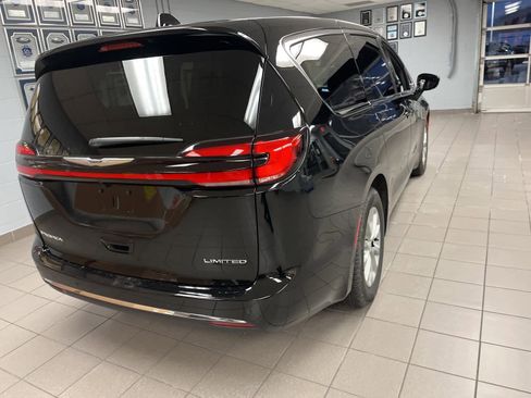 Used 2026 Chrysler Pacifica Limited image 11