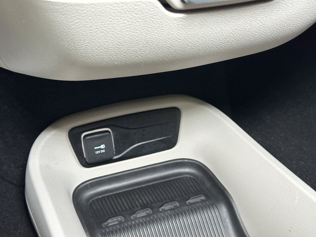 Used 2023 Chrysler Pacifica Touring-L FWD image 37
