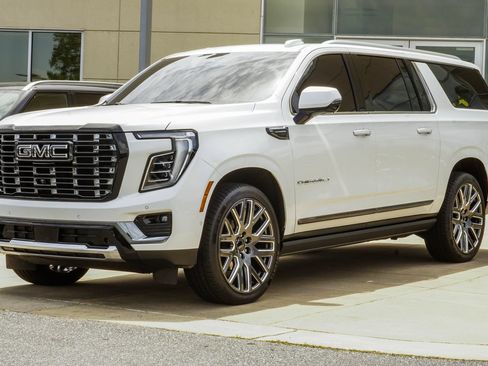 Used 2025 GMC Yukon XL Denali Ultimate AWD/4WD image 8