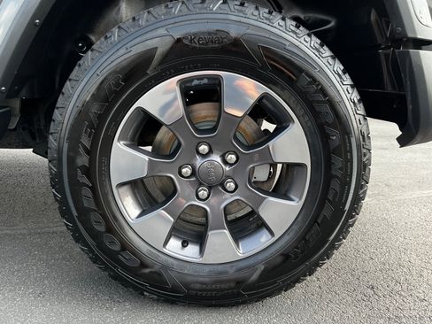 Used 2018 Jeep Wrangler Unlimited Sahara image 6