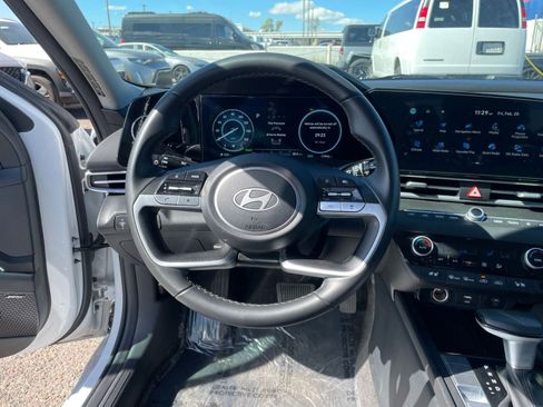 Used 2025 Hyundai Elantra Limited FWD image 30