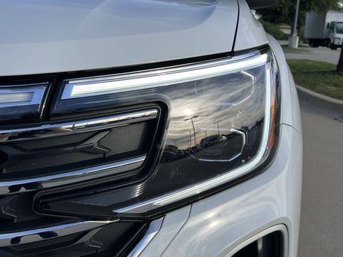 Certified 2025 Volkswagen Atlas SE w/ Panoramic Sunroof Package image 6