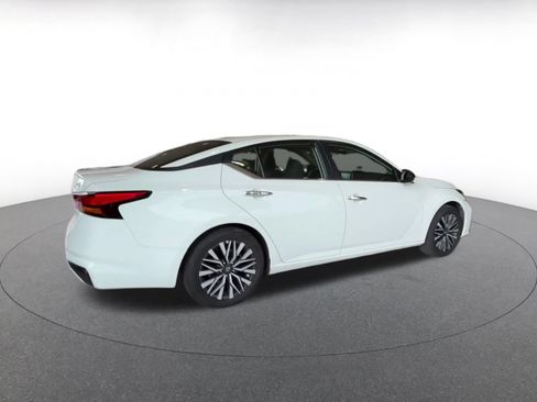 Used 2025 Nissan Altima 2.5 SV FWD image 14